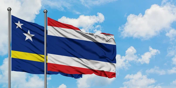 Кюрасао і Таїланду прапор розмахуючи в вітру проти білого хмарного синього неба разом. Концепція дипломатії, міжнародні відносини. — стокове фото