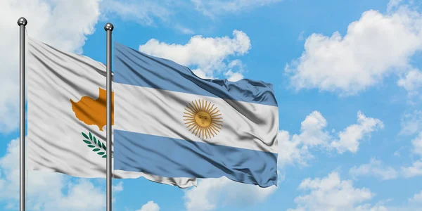 Bandera de Chipre y Argentina ondeando en el viento contra el cielo azul nublado blanco juntos. Concepto diplomático, relaciones internacionales . — Foto de Stock