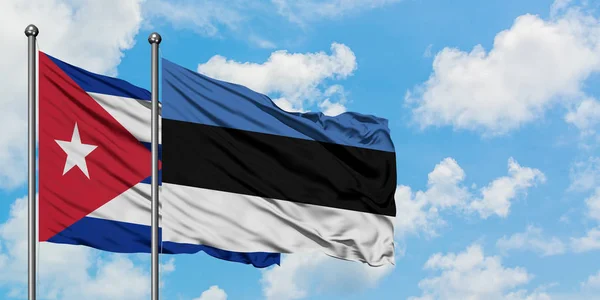 Cuba et l'Estonie drapeau agitant dans le vent contre ciel bleu nuageux blanc ensemble. Concept de diplomatie, relations internationales . — Photo