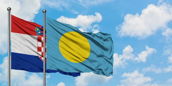Z Chorvatska a Palau se ve větru vlnící na bíle zatažené modré obloze vlaje. Diplomacie, mezinárodní vztahy. — Stock fotografie