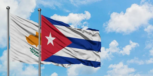 Chypre et Cuba drapeau agitant dans le vent contre ciel bleu nuageux blanc ensemble. Concept de diplomatie, relations internationales . — Photo