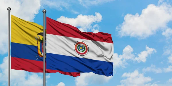 Bandera de Ecuador y Paraguay ondeando en el viento contra el cielo azul nublado blanco juntos. Concepto diplomático, relaciones internacionales . — Foto de Stock