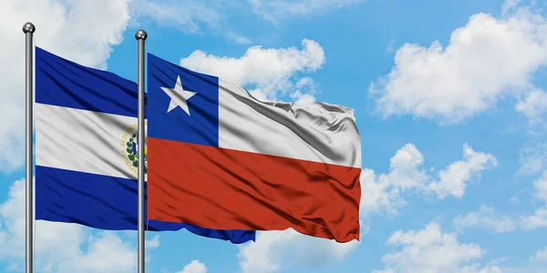 El Salvador en Chili vlag zwaaien in de wind tegen witte bewolkte blauwe hemel samen. Diplomatie concept, internationale betrekkingen. — Stockfoto