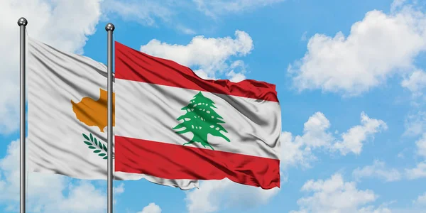 Bandera de Chipre y Líbano ondeando en el viento contra el cielo azul nublado blanco juntos. Concepto diplomático, relaciones internacionales . — Foto de Stock