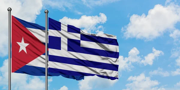 Bandera de Cuba y Grecia ondeando en el viento contra el cielo azul nublado blanco juntos. Concepto diplomático, relaciones internacionales . — Foto de Stock