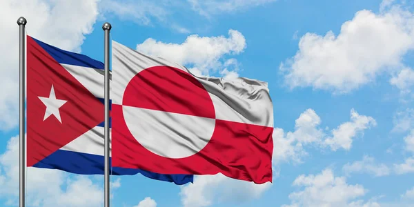 Kuba a Grónská vlajka mávali ve větru proti bíle zatažené modré obloze. Diplomacie, mezinárodní vztahy. — Stock fotografie