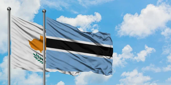 Kıbrıs ve Botsvana bayrağı birlikte beyaz bulutlu mavi gökyüzüne karşı rüzgarda sallayarak. Diplomasi kavramı, uluslararası ilişkiler. — Stok fotoğraf