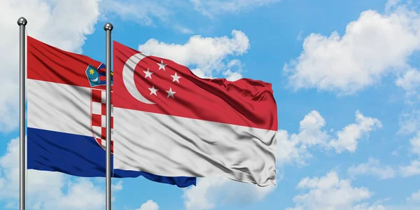 Hırvatistan ve Singapur bayrağı birlikte beyaz bulutlu mavi gökyüzüne karşı rüzgarda sallayarak. Diplomasi kavramı, uluslararası ilişkiler. — Stok fotoğraf