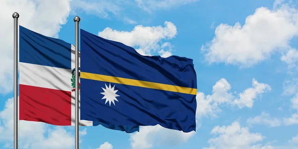 Dominicaanse Republiek en Nauru vlag zwaaien in de wind tegen witte bewolkte blauwe hemel samen. Diplomatie concept, internationale betrekkingen. — Stockfoto