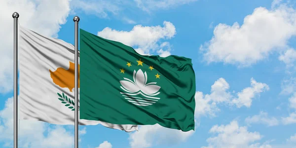 Bandera de Chipre y Macao ondeando en el viento contra el cielo azul nublado blanco juntos. Concepto diplomático, relaciones internacionales . — Foto de Stock
