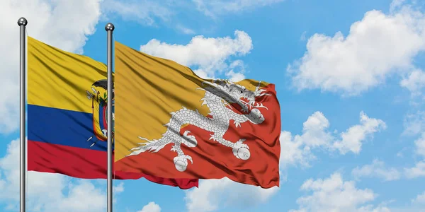 Ecuador ja Bhutan lippu heiluttaa tuulessa vastaan valkoinen pilvinen sininen taivas yhdessä. Diplomatian käsite, kansainväliset suhteet . — kuvapankkivalokuva