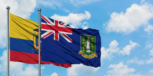 Ecuador e Isole Vergini Britanniche bandiera sventolando nel vento contro bianco cielo blu nuvoloso insieme. Concetto di diplomazia, relazioni internazionali . — Foto Stock