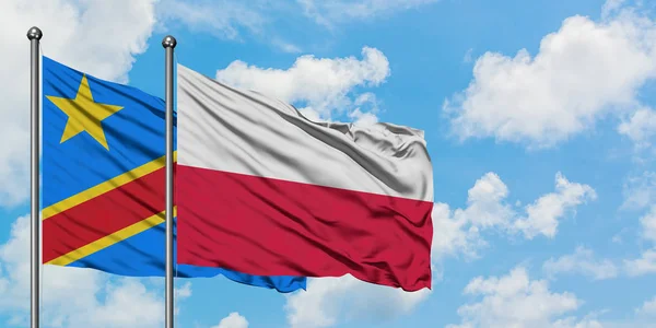 Bandera del Congo y Polonia ondeando en el viento contra el cielo azul nublado blanco juntos. Concepto diplomático, relaciones internacionales . — Foto de Stock