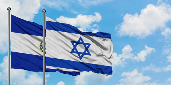 Bandera de El Salvador e Israel ondeando en el viento contra el cielo azul nublado blanco juntos. Concepto diplomático, relaciones internacionales . — Foto de Stock