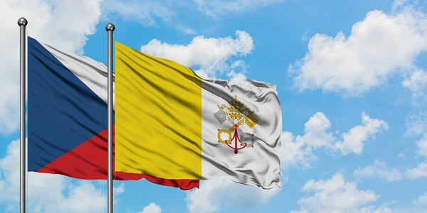 Repubblica Ceca e Città del Vaticano sventolano insieme contro il bianco cielo azzurro nuvoloso. Concetto di diplomazia, relazioni internazionali . — Foto Stock