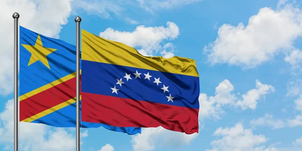 Kongói és Venezuela zászló integetett a szél ellen, fehér felhős kék eget együtt. Diplomáciai koncepció, nemzetközi kapcsolatok. — Stock Fotó