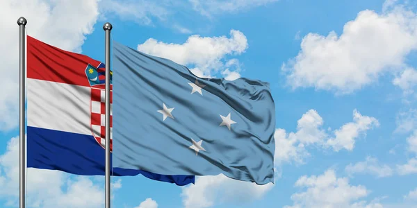 Bandera de Croacia y Micronesia ondeando en el viento contra el cielo azul nublado blanco juntos. Concepto diplomático, relaciones internacionales . — Foto de Stock