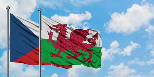 Bandeira da República Checa e do País de Gales agitando no vento contra o céu azul nublado branco juntos. Conceito de diplomacia, relações internacionais . — Fotografia de Stock