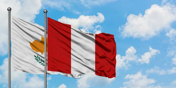 Cipro e Perù bandiera sventolando nel vento contro bianco cielo blu nuvoloso insieme. Concetto di diplomazia, relazioni internazionali . — Foto Stock