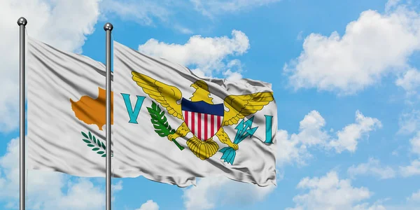 Chipre y Estados Unidos bandera de las Islas Vírgenes ondeando en el viento contra el cielo azul nublado blanco juntos. Concepto diplomático, relaciones internacionales . — Foto de Stock