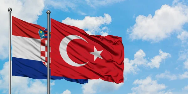 Bandera de Croacia y Turquía ondeando en el viento contra el cielo azul nublado blanco juntos. Concepto diplomático, relaciones internacionales . — Foto de Stock
