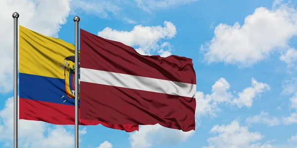 Еквадор і Латвія прапор розмахував вітром проти білого хмарного синього неба разом. Концепція дипломатії, міжнародні відносини. — стокове фото