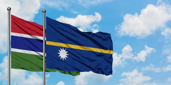 Gambiya ve Nauru bayrağı birlikte beyaz bulutlu mavi gökyüzüne karşı rüzgarda sallayarak. Diplomasi kavramı, uluslararası ilişkiler. — Stok fotoğraf