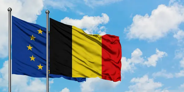 欧盟和比利时国旗在风中飘扬，白云蓝天相联。外交概念、国际关系. — 图库照片