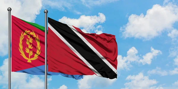 Eritre ve Trinidad ve Tobago bayrağı birlikte beyaz bulutlu mavi gökyüzüne karşı rüzgarda sallayarak. Diplomasi kavramı, uluslararası ilişkiler. — Stok fotoğraf