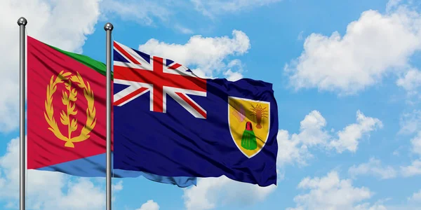 Bandera de las Islas Eritrea y Turcas y Caicos ondeando en el viento contra el cielo azul nublado blanco juntos. Concepto diplomático, relaciones internacionales . — Foto de Stock