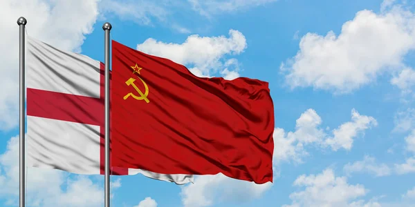 England och Sovjetunionen flagga vinka i vinden mot vit grumlig blå himmel tillsammans. Diplomatisk koncept, internationella relationer. — Stockfoto