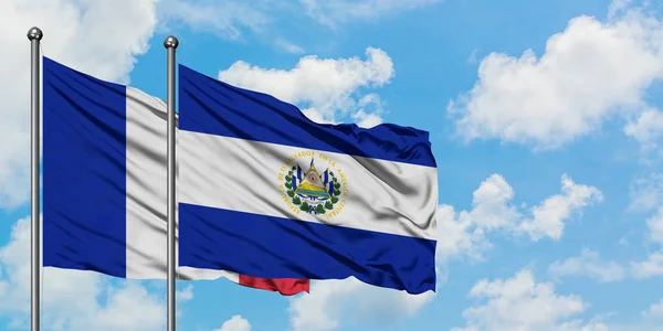 França e El Salvador acenando com o vento contra o céu azul nublado branco juntos. Conceito de diplomacia, relações internacionais . — Fotografia de Stock