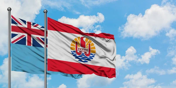 斐济和法属波利尼西亚国旗在风中飘扬，与白云蓝天相联。外交概念、国际关系. — 图库照片