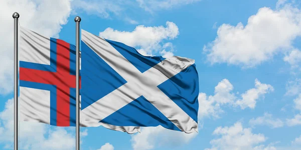 法罗群岛和苏格兰国旗在风中飘扬，与白云蓝天相一起。外交概念、国际关系. — 图库照片