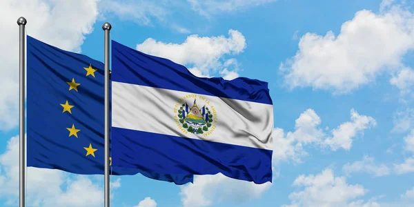 Europäische Union und El Salvador Flagge wehen gemeinsam im Wind vor weißem wolkenblauem Himmel. Diplomatie-Konzept, internationale Beziehungen. — Stockfoto