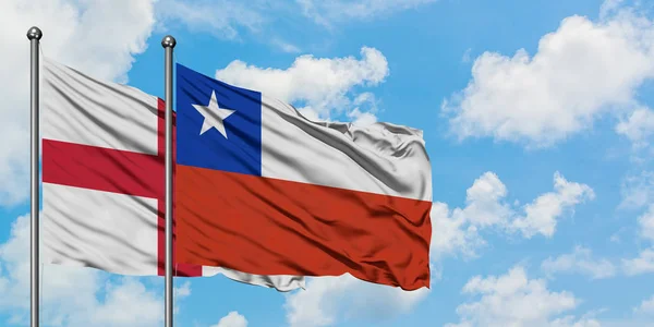 Anglie a Chile vlají ve větru proti bíle zatažené modré obloze. Diplomacie, mezinárodní vztahy. — Stock fotografie