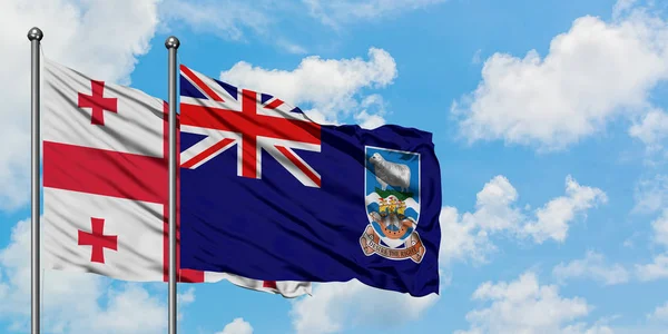 Georgië en Falklandeilanden vlag zwaaien in de wind tegen witte bewolkte blauwe hemel samen. Diplomatie concept, internationale betrekkingen. — Stockfoto