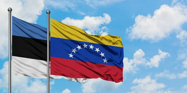 Észtország és Venezuela zászló integetett a szél ellen, fehér felhős kék ég együtt. Diplomáciai koncepció, nemzetközi kapcsolatok. — Stock Fotó