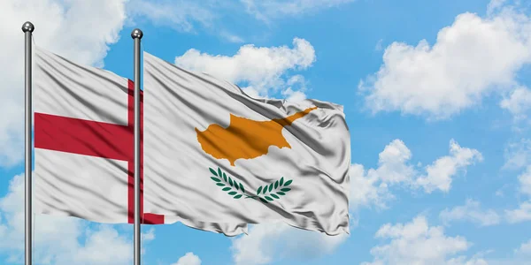 Англія і Кіпр прапор розмахуючи в вітру проти білого хмарного синього неба разом. Концепція дипломатії, міжнародні відносини. — стокове фото