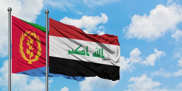 Bandera de Eritrea e Irak ondeando en el viento contra el cielo azul nublado blanco juntos. Concepto diplomático, relaciones internacionales . — Foto de Stock
