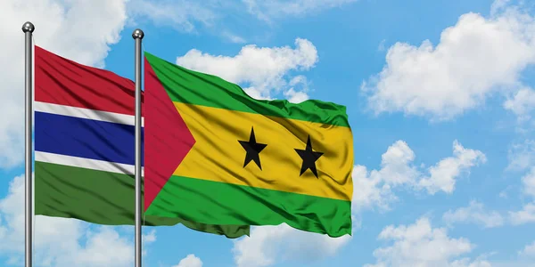 Gambia e Sao Tomé E Principe sventolano insieme la bandiera contro il bianco cielo azzurro nuvoloso. Concetto di diplomazia, relazioni internazionali . — Foto Stock