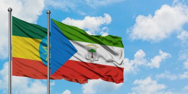 Etiyopya ve Ekvator Ginesi bayrağı birlikte beyaz bulutlu mavi gökyüzüne karşı rüzgarda sallayarak. Diplomasi kavramı, uluslararası ilişkiler.