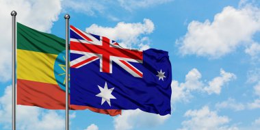 Etiyopya ve Heard Adası ve Mcdonald Adaları bayrağı birlikte beyaz bulutlu mavi gökyüzüne karşı rüzgarda sallayarak. Diplomasi kavramı, uluslararası ilişkiler.