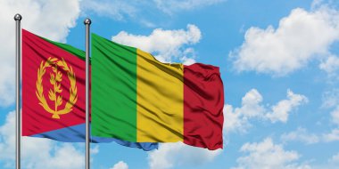Eritre ve Mali bayrağı birlikte beyaz bulutlu mavi gökyüzüne karşı rüzgarda sallayarak. Diplomasi kavramı, uluslararası ilişkiler.