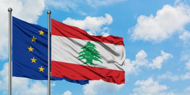 Avrupa Birliği ve Lübnan bayrağı birlikte beyaz bulutlu mavi gökyüzüne karşı rüzgarsal sallayarak. Diplomasi kavramı, uluslararası ilişkiler.