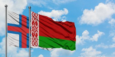 Faroe Adaları ve Beyaz Rusya bayrağı birlikte beyaz bulutlu mavi gökyüzüne karşı rüzgarda sallayarak. Diplomasi kavramı, uluslararası ilişkiler.