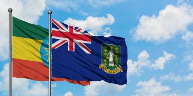 Etiyopya ve İngiliz Virgin Adaları bayrağı birlikte beyaz bulutlu mavi gökyüzüne karşı rüzgarda sallayarak. Diplomasi kavramı, uluslararası ilişkiler.