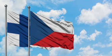 Finlandiya ve Çek Cumhuriyeti bayrağı birlikte beyaz bulutlu mavi gökyüzüne karşı rüzgarsal sallayarak. Diplomasi kavramı, uluslararası ilişkiler.