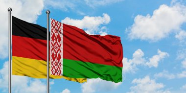 Almanya ve Beyaz Rusya bayrağı birlikte beyaz bulutlu mavi gökyüzüne karşı rüzgarsal sallayarak. Diplomasi kavramı, uluslararası ilişkiler.