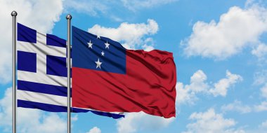 Yunanistan ve Samoa bayrağı birlikte beyaz bulutlu mavi gökyüzüne karşı rüzgarda sallayarak. Diplomasi kavramı, uluslararası ilişkiler.